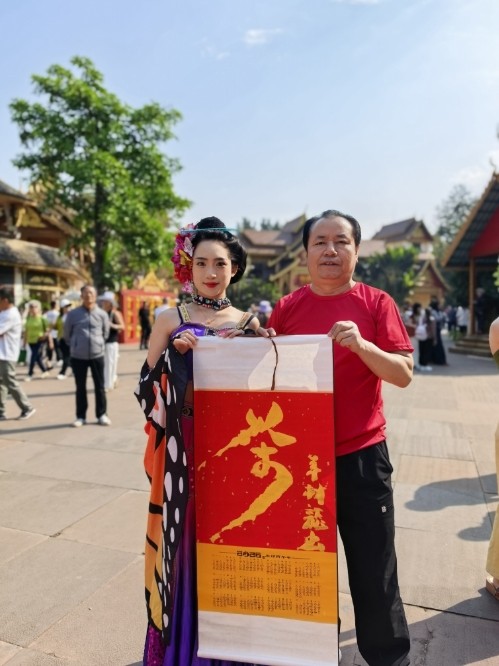 7777788888新疆，风光壮美令人醉，瓜果飘香惹人爱，各族人民共欢庆