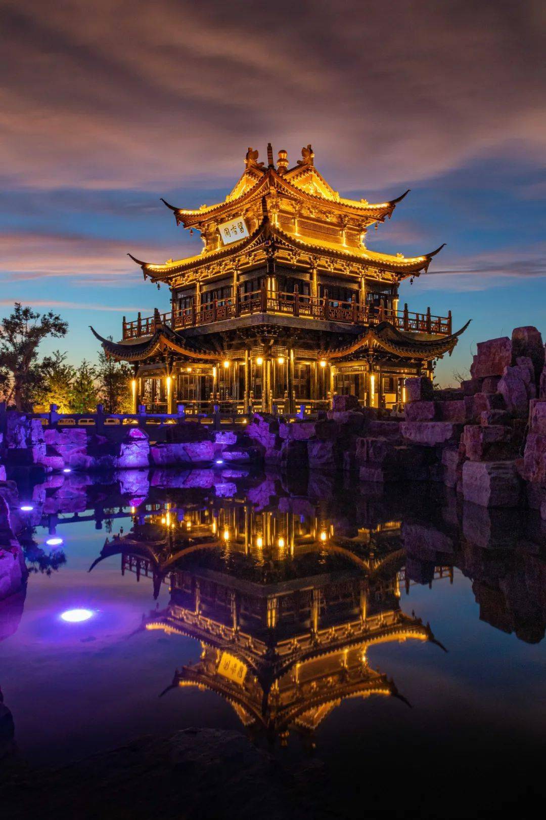 夜香阁，月色朦胧映楼台，暗香浮动沁心扉，烛影摇红话相思
