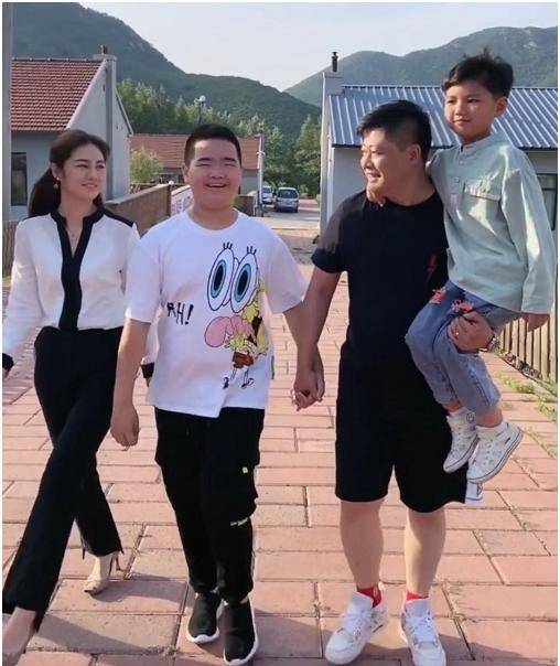 袁泉男人夏雨近况曝光，婚后生活低调甜蜜，夫妻携手共闯事业，近期新片引发热议