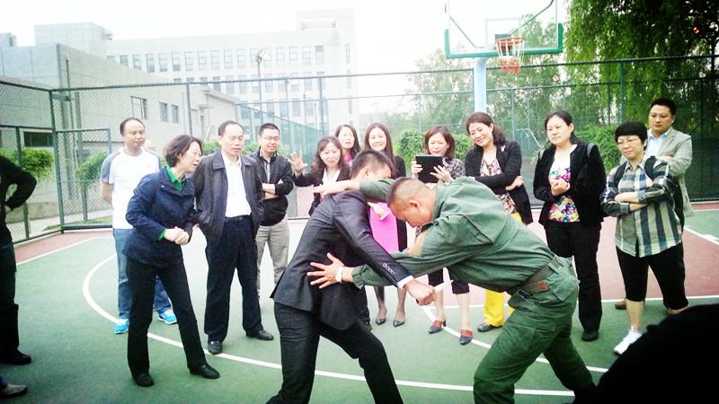 6.四短句逻辑连贯：先提记录→中奖结果→社会反响→年度总结