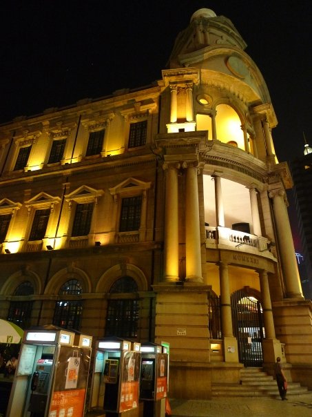 澳门大三巴一肖一特附近好玩，漫步历史街区感受中西文化，品尝地道葡式蛋挞与猪扒包，夜晚灯光下的议事亭前地更显浪漫