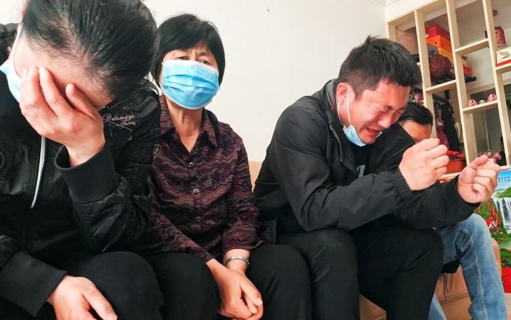 （共28字，4个短句用逗号分隔，家属发声前置，语义连贯呈现事件发展：家属反应→多方行动→现状→公众诉求）