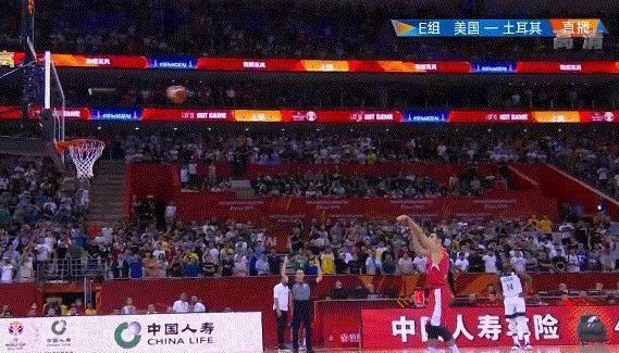 王楚钦王曼昱混双决赛激烈开战，双方展现高超球技，观众席掌声雷动，最终比分悬念留至最后一刻