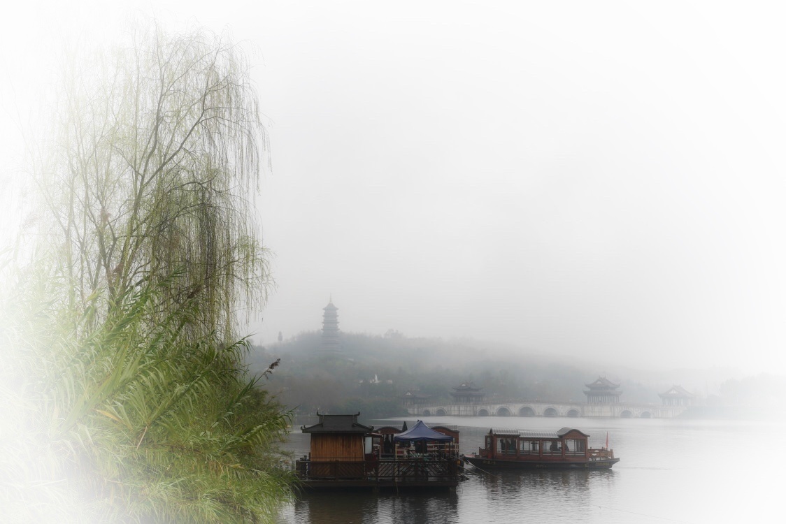 老澳门大三巴一肖二河南雨纯，漫步历史遗迹感受沧桑，品味地道美食回味无穷，豫州烟雨朦胧更添诗意