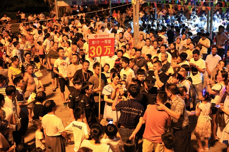 澳门大三巴开奖结果揭晓，幸运号码震撼公布，彩民热情高涨，奖金池再创新高
