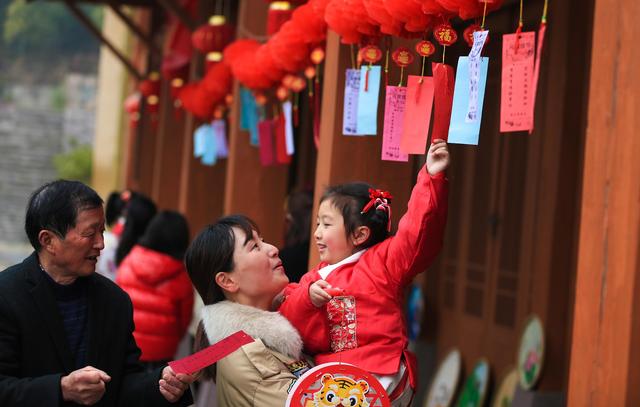 2026年今晚生肖谜语，欢聚一堂猜灯谜，十二属相藏玄机，智慧火花耀新春