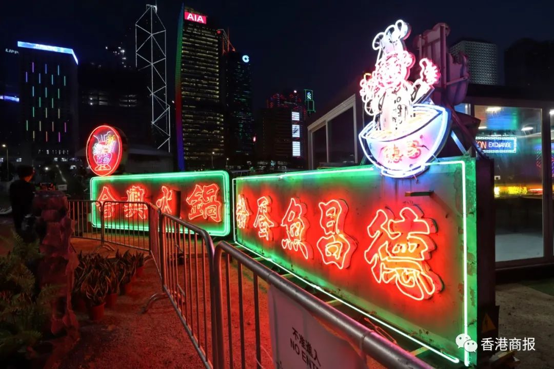 广东八二站大三巴见证历史沧桑，骑楼老街飘荡着粤曲悠扬，葡式碎石路蜿蜒至落日码头，霓虹招牌下氹仔夜色正浓