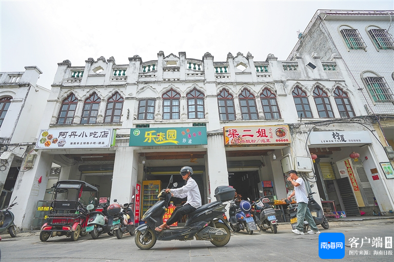 澳门大三巴一肖一特一肖中免费大鹏，幸运彩民喜获神秘大奖，活动现场人潮涌动，欢笑声传遍历史街区