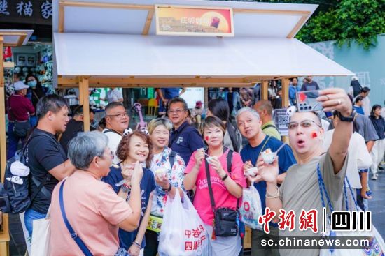 澳门大三巴牛头马面最贵，游客争相打卡留念，本地老店口碑相传，百年历史见证繁华