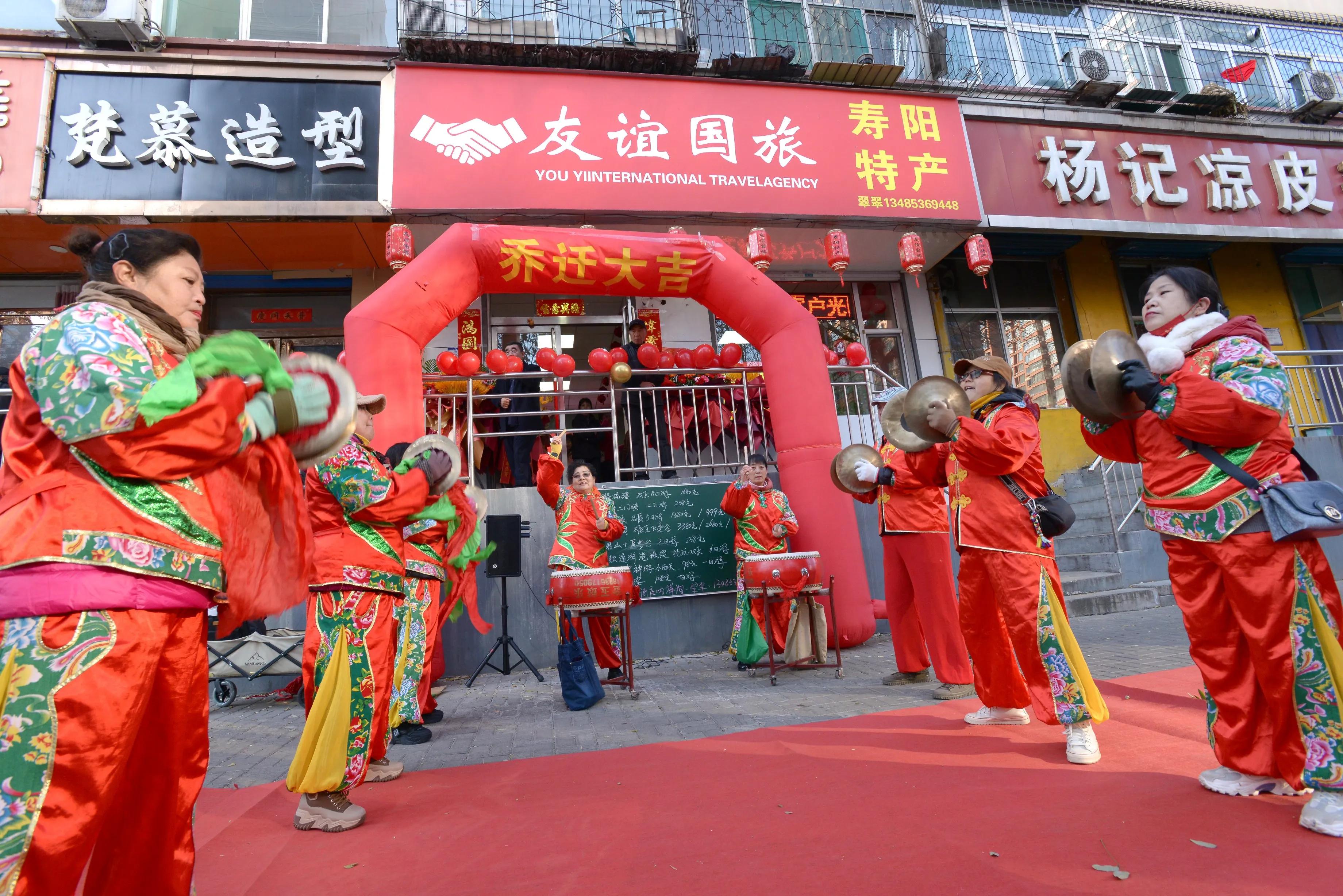 2.用3个逗号自然分成4个短句：璀璨亮相