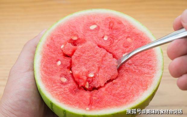 4.女人梦见西红柿熟透了，蝉鸣声中果实轻轻炸裂，汁水染红青石板的缝隙，蚂蚁列队搬运甜蜜