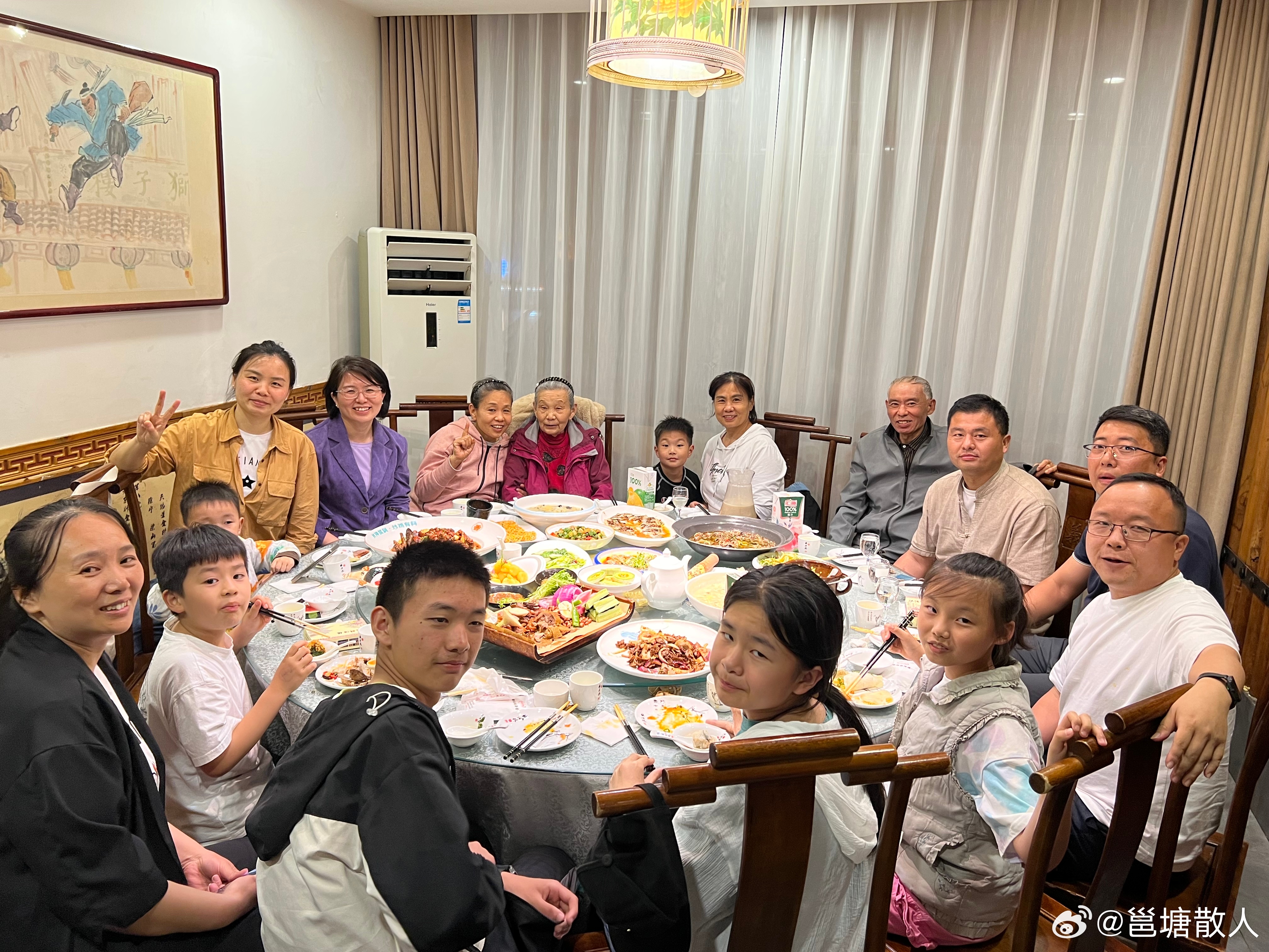 "子孙满堂现特号，福泽绵长代代传，家门兴旺添喜乐，四世同堂庆团圆"