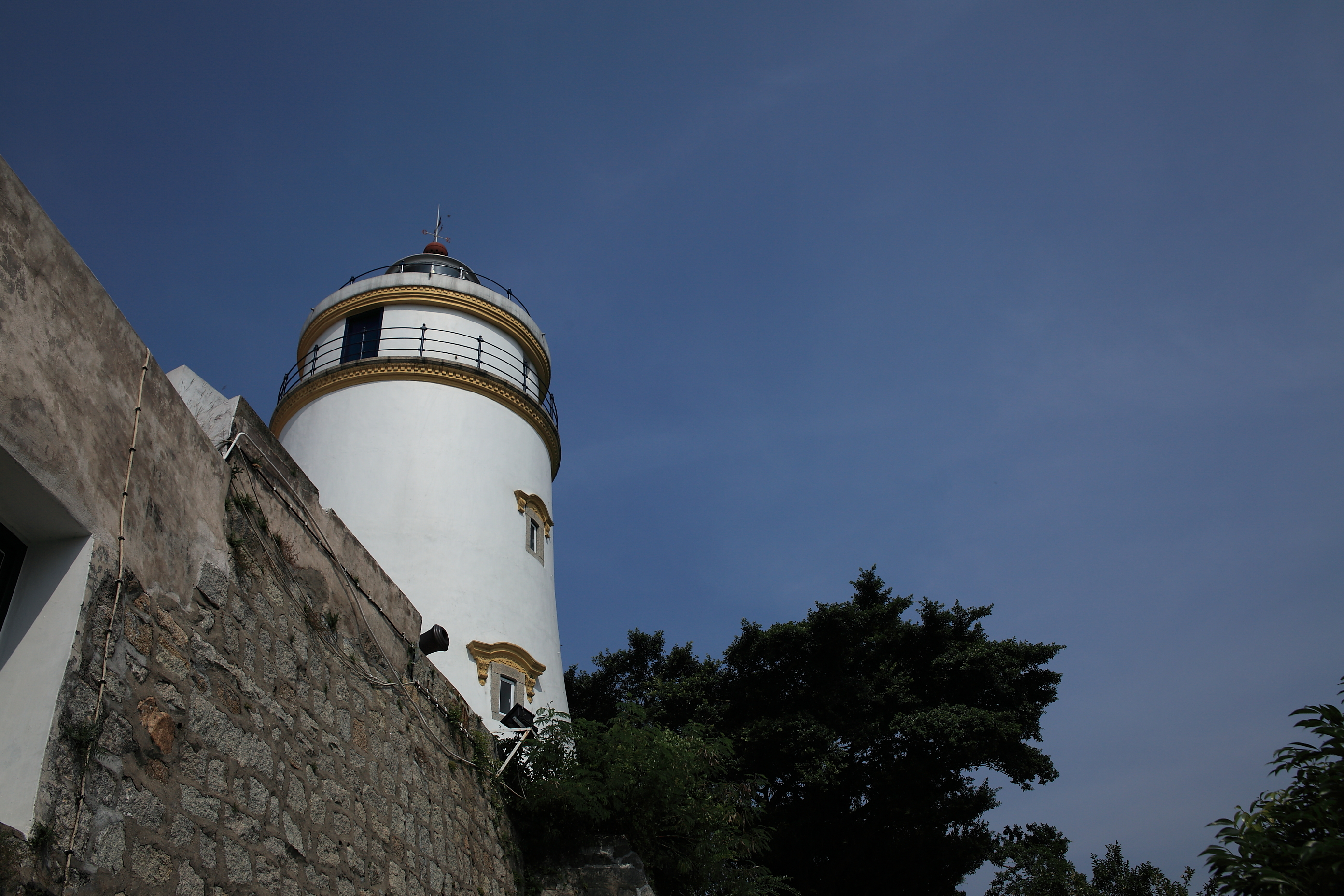 1.澳门免费景点怎么玩划算，漫步历史城区赏葡韵，登松山灯塔瞰全景，逛官也街品地道小吃