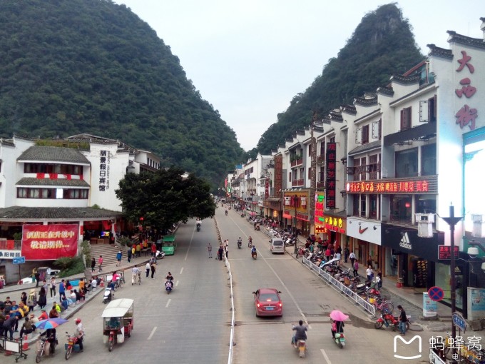 澳门新马路离大三巴近吗，步行只需十分钟，沿途商铺林立，游客络绎不绝