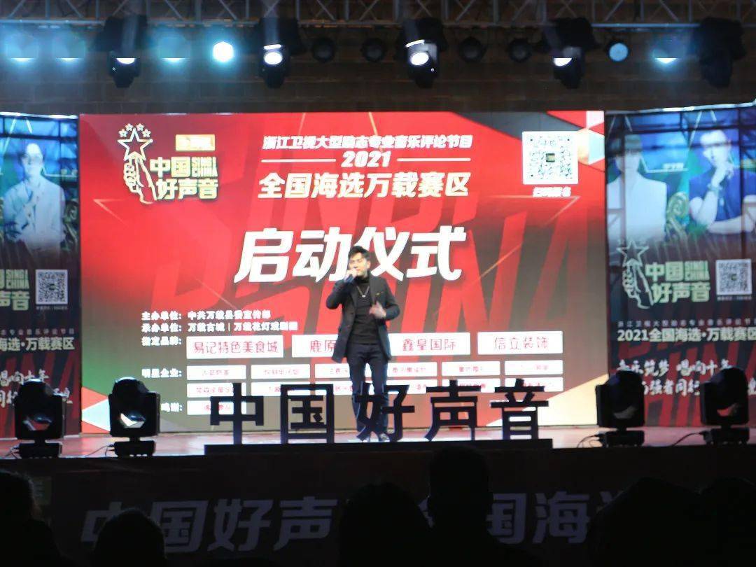 2.用3个逗号分成4个短句：凰粗振翅惊云霄，烈焰翻腾耀九州，千年涅槃显神威，万载祥瑞佑华夏