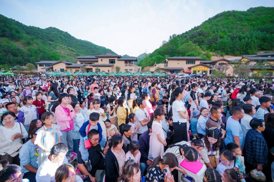 澳门大三巴888，历史遗迹见证辉煌，游客络绎不绝，感受中西文化交融之美