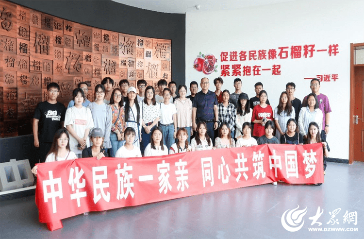 "雷锋中特论坛汇聚时代先锋，传承红色基因，弘扬奉献精神，共筑中国梦的交流平台"