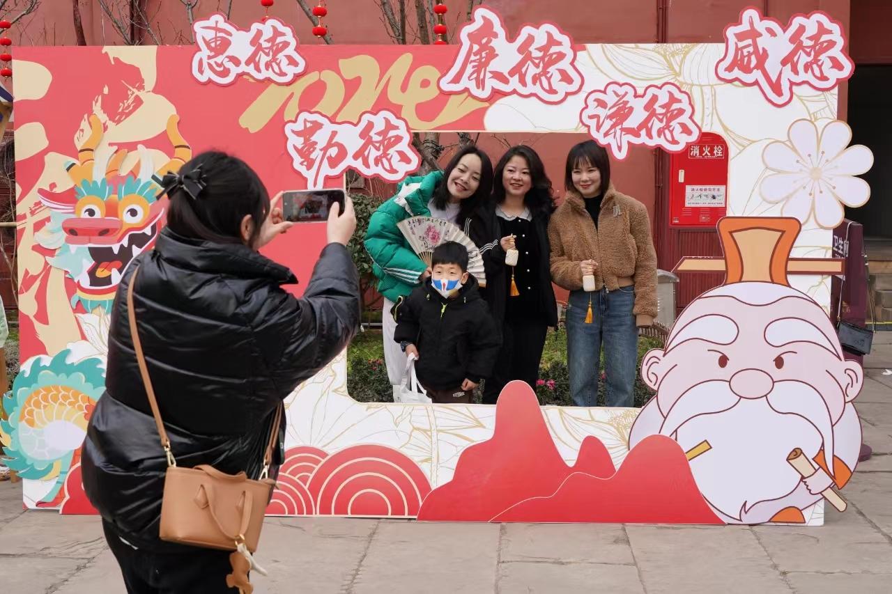 澳门大三巴牛头马面最贵，游客争相打卡留念，本地老店口碑相传，百年历史见证繁华