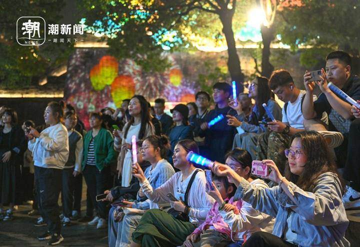 澳门大三巴一肖一特一肖中免费大鹏，幸运彩民喜获神秘大奖，活动现场人潮涌动，欢笑声传遍历史街区