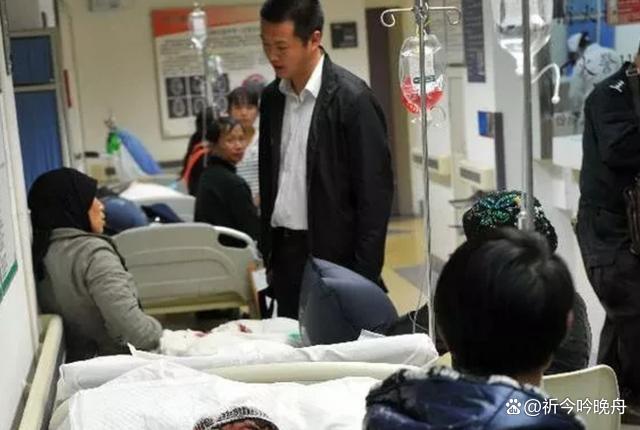 （共28字，4个短句用逗号分隔，家属发声前置，语义连贯呈现事件发展：家属反应→多方行动→现状→公众诉求）