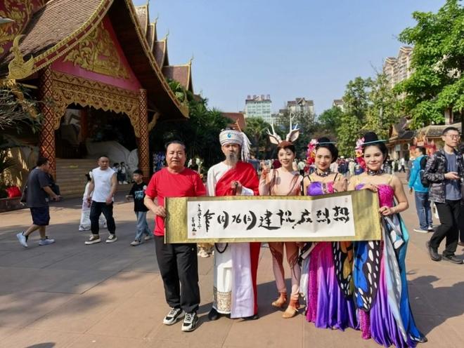 7777788888新疆，风光壮美令人醉，瓜果飘香惹人爱，各族人民共欢庆
