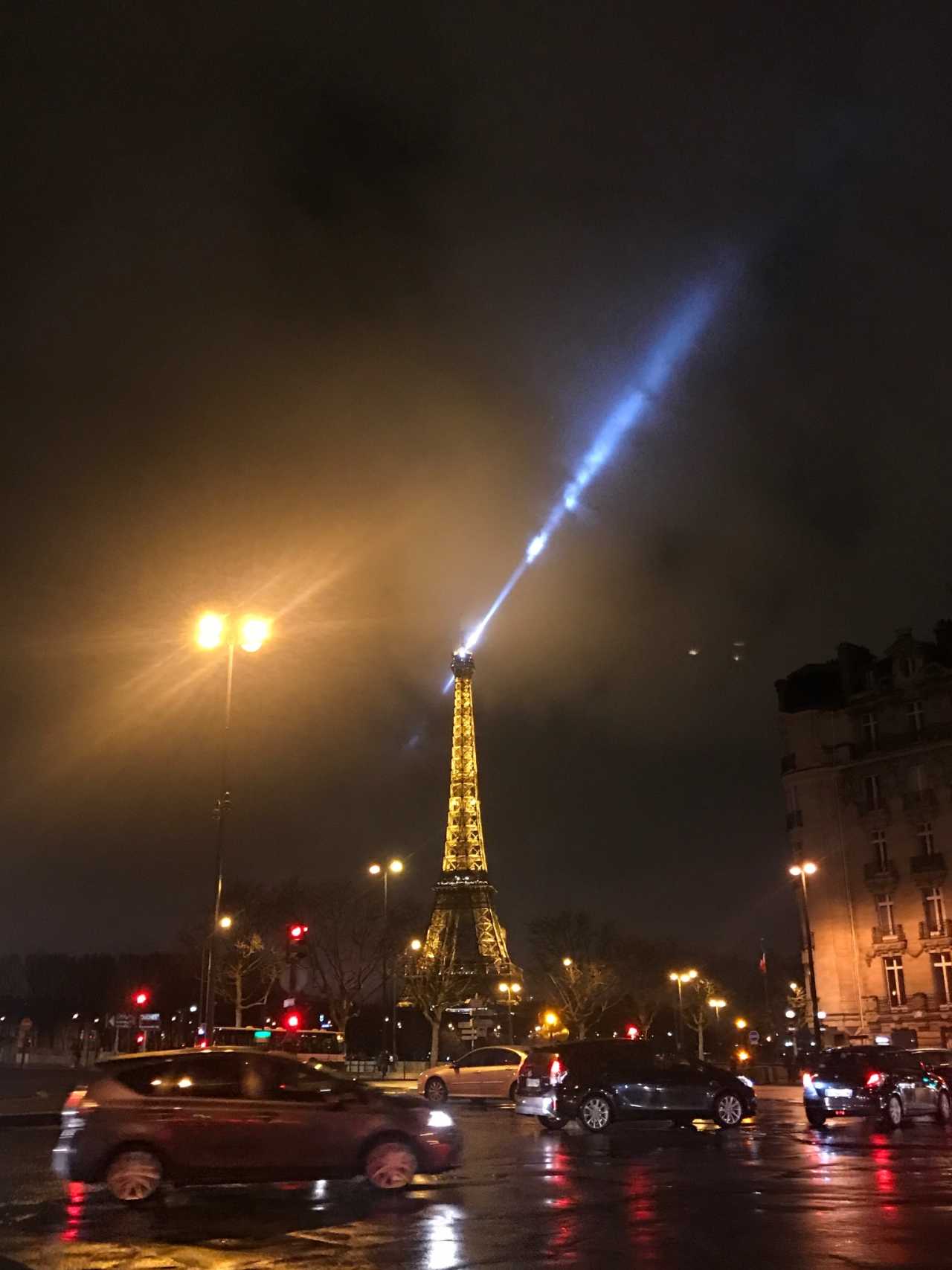 "全球2000顶级透明真空时装秀，璀璨星光点亮巴黎之夜，先锋设计颠覆传统美学，未来感面料演绎极致诱惑"