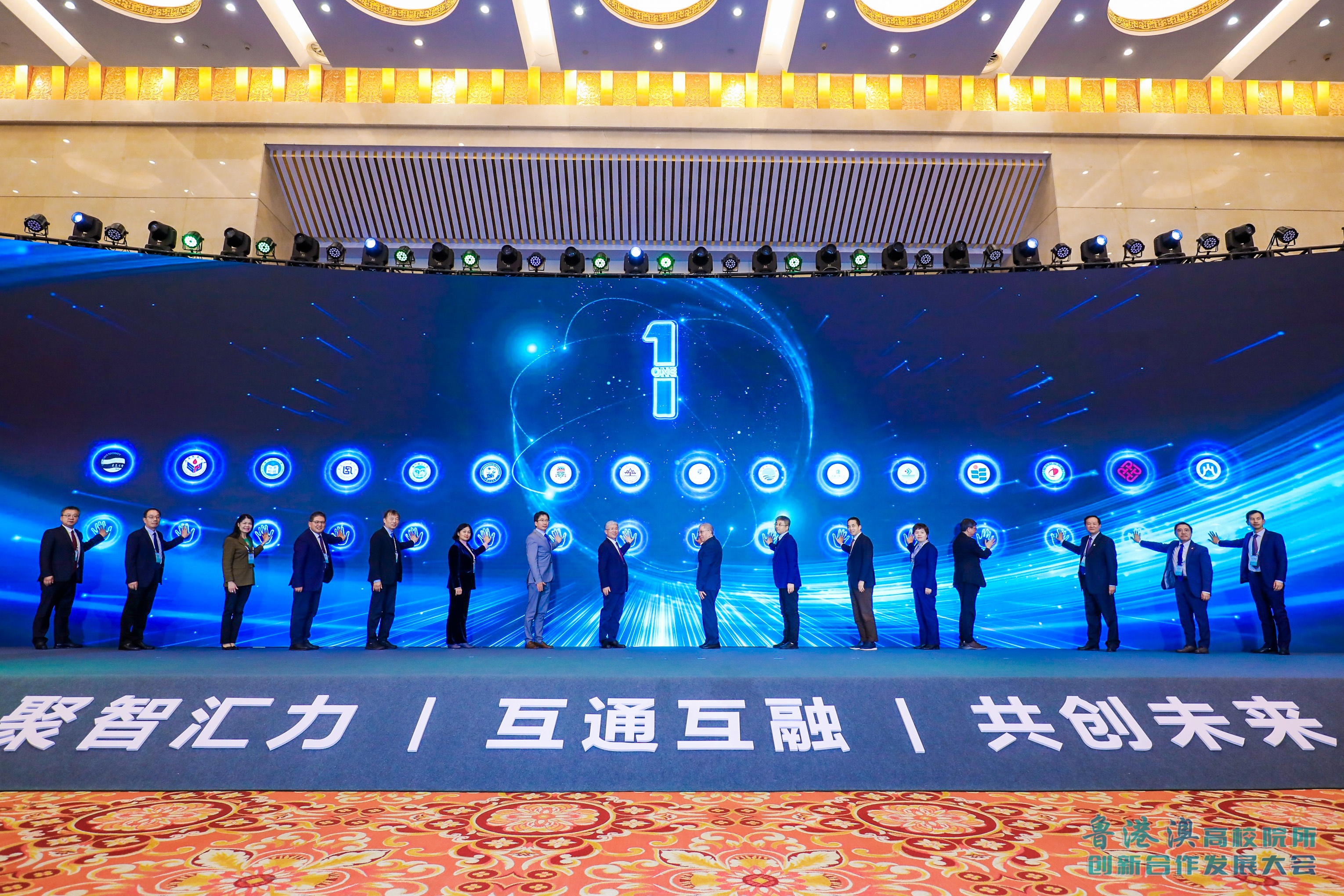 "刘伯温黄大仙预言玄机，其他预测揭示天机，古今智慧相融汇，未来奥秘待探寻"