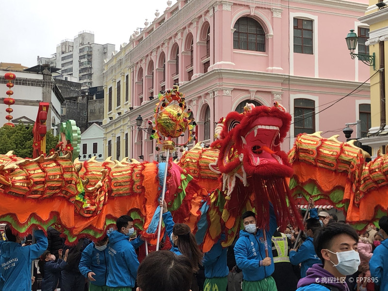 澳门大三巴3888喜迎盛典，古炮台前游人如织，议事亭前地美食飘香，东望洋灯塔夜色璀璨