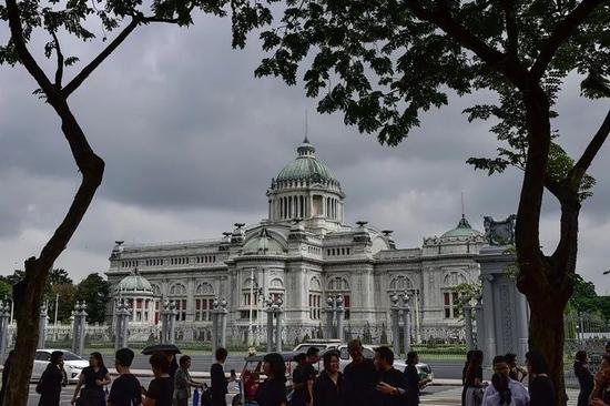 大三巴一肖一特一中开奖结果揭晓，幸运号码震撼出炉，彩民热情高涨，期待下期再创佳绩