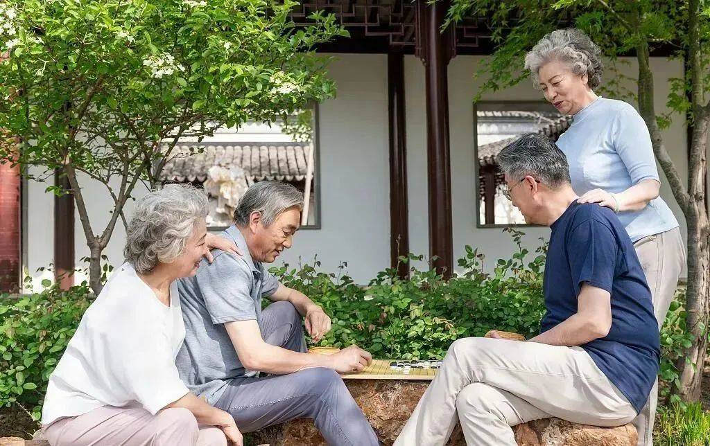 青青草社区，绿意盎然生机勃勃，邻里和睦共享欢乐，共建美好温馨家园
