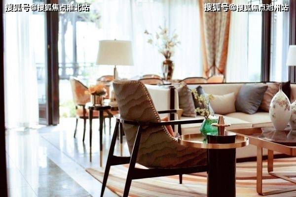 2.用3个逗号分成4个短句：大三巴.最新，精准.可靠，独家.秘籍，长期.保障