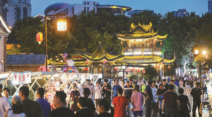 大三巴一肖一码中一肖澳门，幸运降临喜获头奖，游客纷至沓来沾喜气，小城洋溢欢腾气氛
