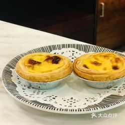 澳门大三巴一肖一特附近好玩，漫步历史街区感受文化，品尝地道葡式蛋挞美食，夜晚灯光点缀更显浪漫