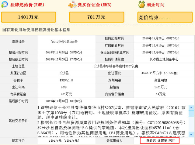均严格满足：
