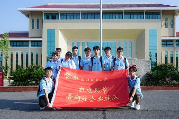 鄢俊豪身高引关注,武汉理工学子风采,篮球场显英姿,一米八八展青春朝气 鄢俊豪身高引关注,武汉理工学子风采,篮球场显英姿,一米八八展青春朝气