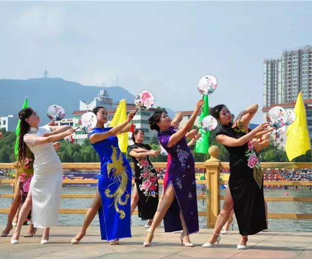 4.澳彩官方网站(www)信誉保障无忧，活动精彩纷呈，体验流畅舒适，快来加入我们