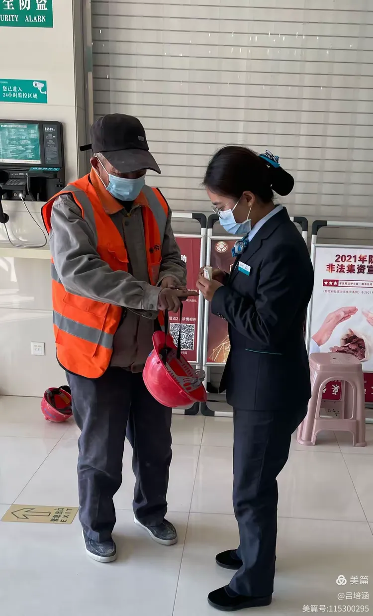"广东二八站喜迎八方来客，站台宽敞明亮设施新，服务周到暖心显真情，交通枢纽便捷通四方"