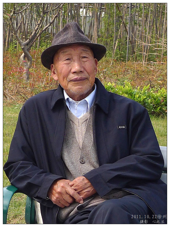 澳门水果奶奶，年过六旬精神矍铄，每日推车卖果风雨无阻，街坊赞她瓜甜人更甜