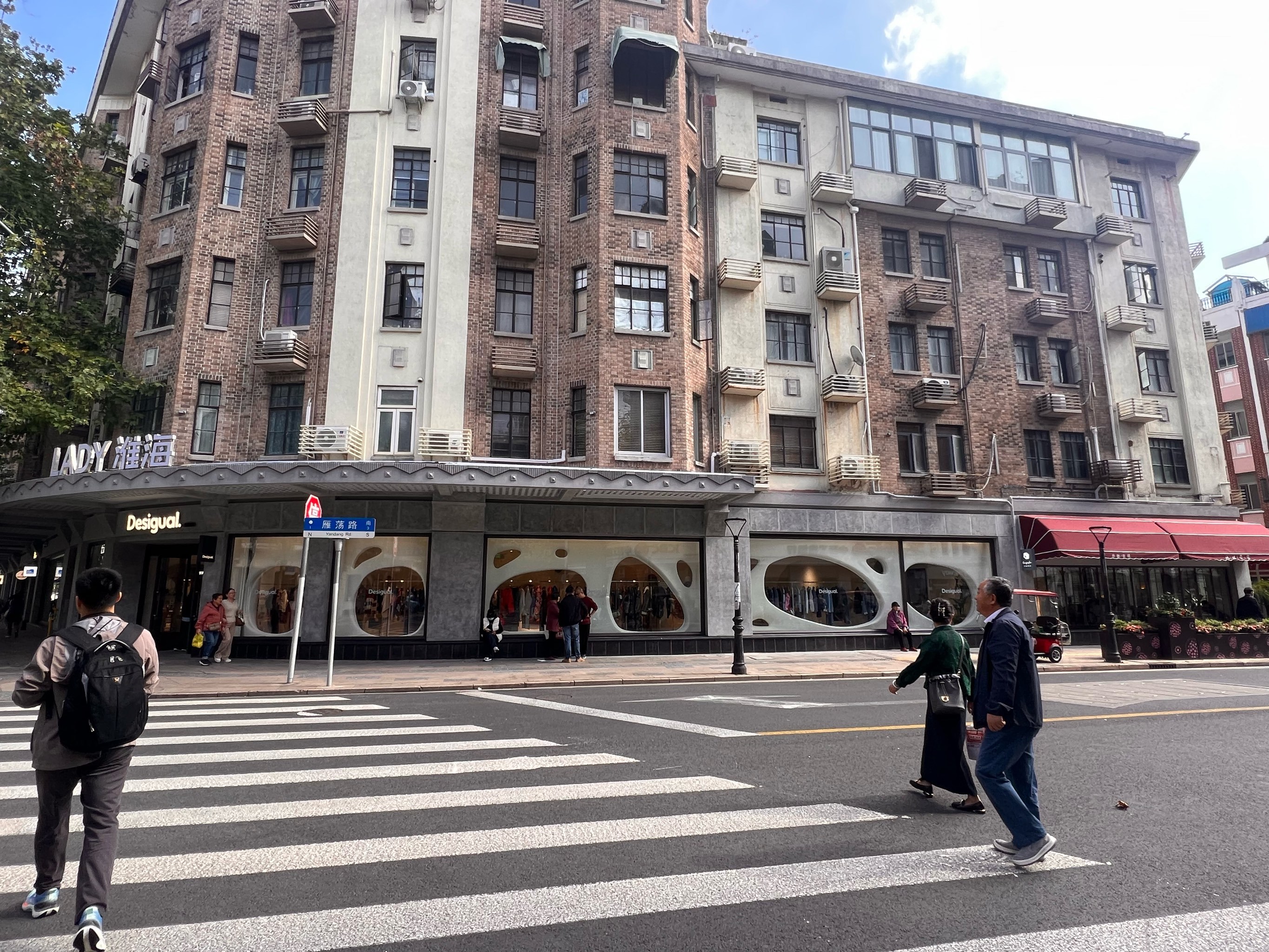 澳门大三巴一肖一特怎么去最方便，搭乘公交省钱又快捷，步行沿途赏特色街景，的士直达省时更轻松