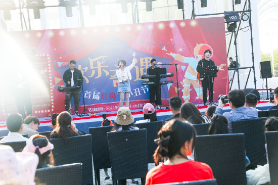 2025新澳门芳草地正版，璀璨绽放娱乐之都，创新打造文化地标，引领亚洲休闲新风尚