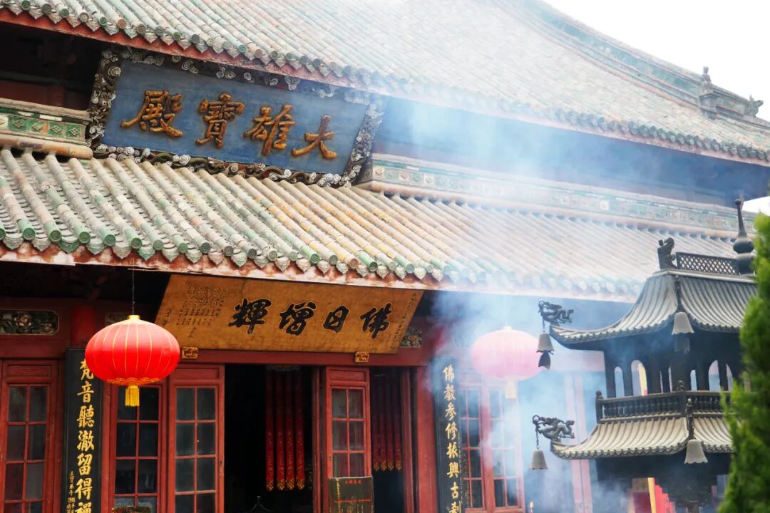 澳门大三巴之牛头马面，传说源自古老庙宇，见证中西文化交融，如今成为游客必访的神秘景点