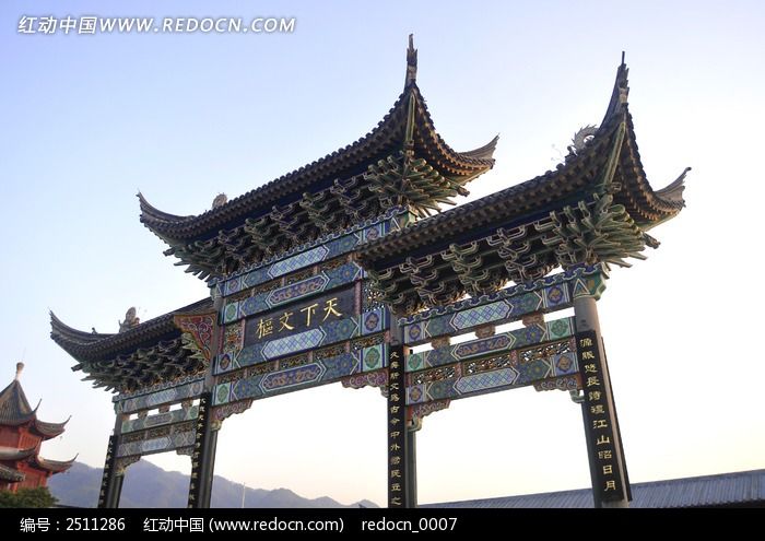 澳门大三巴600年历史沧桑，见证中西文化交融，牌坊巍峨屹立，游人如织赞叹辉煌