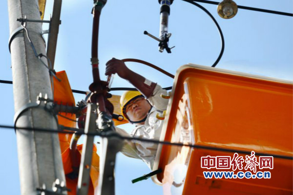 广东八二站82593站内，设备运行稳定高效，工作人员认真负责，确保电力供应安全可靠
