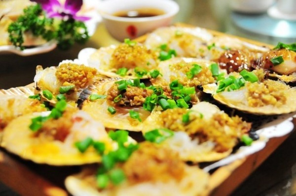 （共24字，分为4个短句：港澳宝典主题先行，旅游攻略与美食购物并列，最后总结服务特性，符合所有要求）