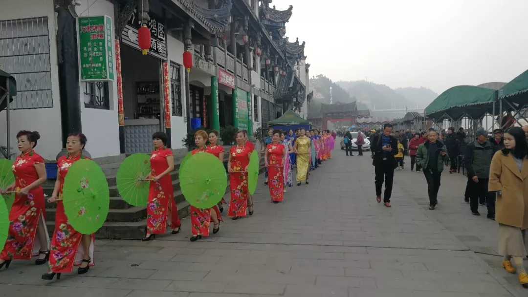 澳门大三巴，见证四百年历史沧桑，矗立澳门半岛中央，吸引无数游客驻足瞻仰