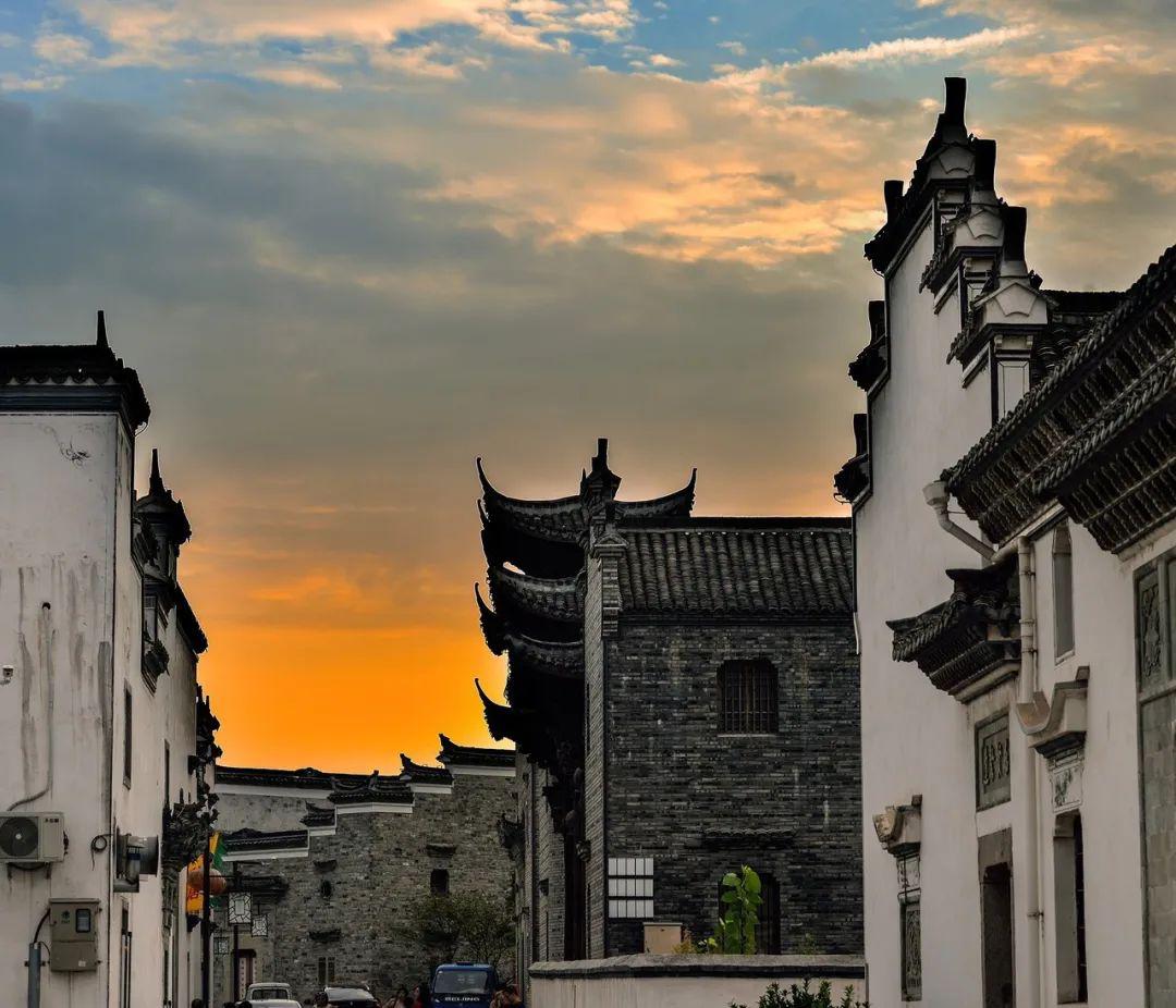 新澳门大三巴一肖二河南雨纯和大三巴，历史古迹与现代风情交融，文化瑰宝闪耀濠江之畔，见证澳门百年沧桑巨变