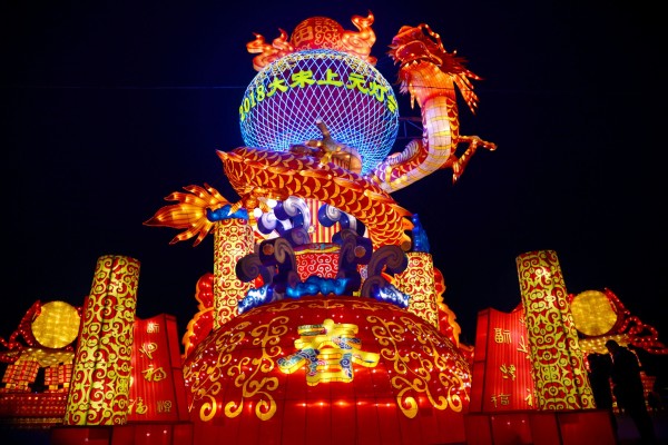 "凰粗振翅惊云霄，烈焰翻腾耀九州，千年涅槃显神威，万载祥瑞佑华夏"