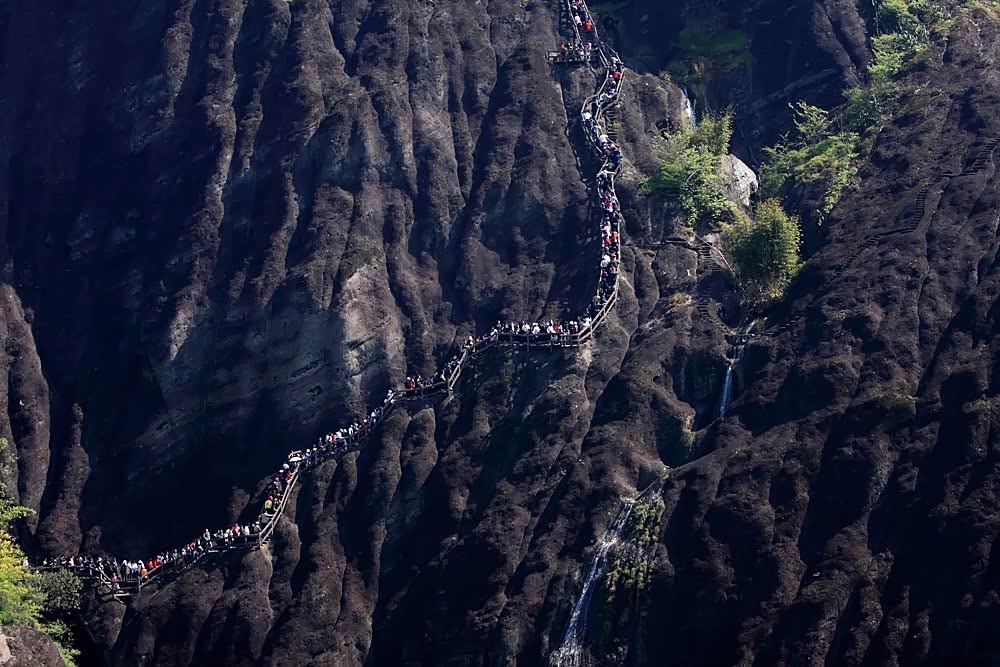 大三巴一肖一虎山，澳门地标显风采，历史遗迹韵味长，游人流连忘返归