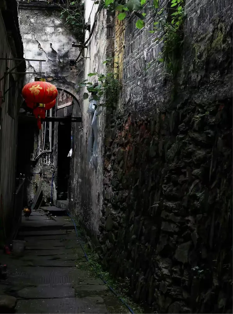 夜香阁69，暗香浮动月黄昏，古巷深处人未眠，一盏孤灯照客魂