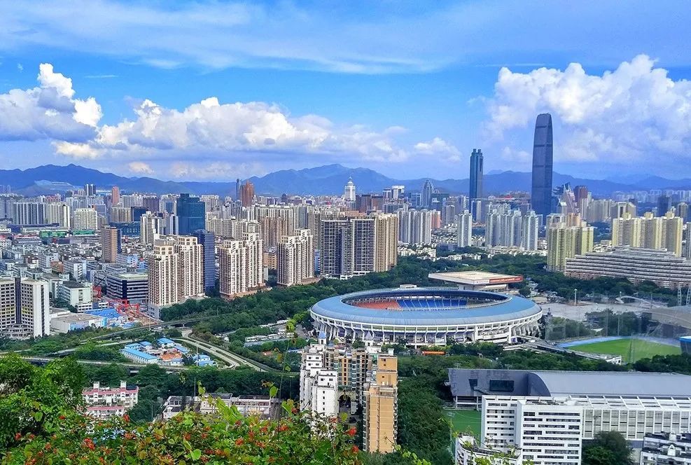 澳门一尚一中一特一中在什么位置，这座融合中西文化的城市，位于珠江口西岸，毗邻珠海横琴新区